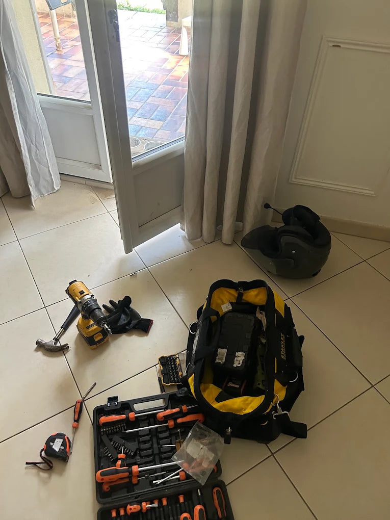 Porte ouverte avec outils de serrurier professionnel