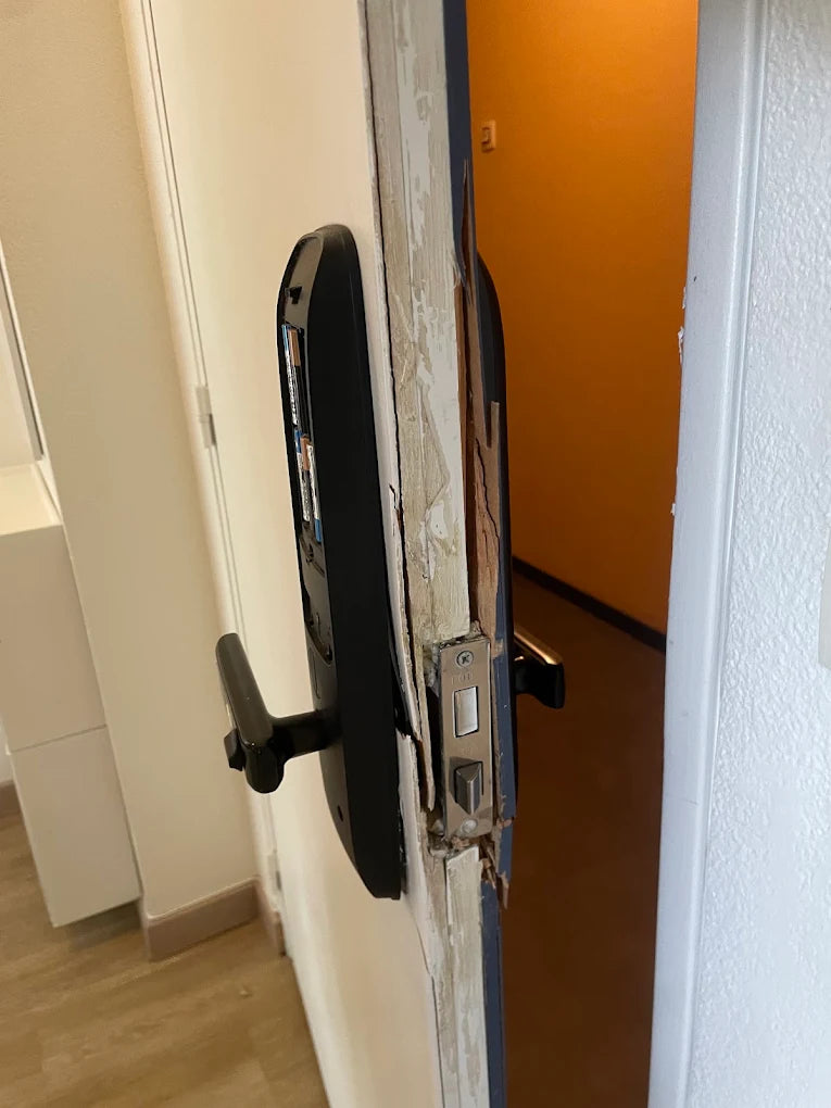 Serrure endommagée après une effraction à Orly