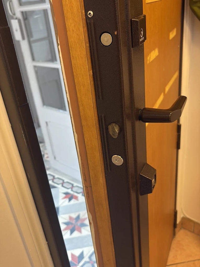 Serrure de porte contrôlée lors d’un dépannage à Brunoy