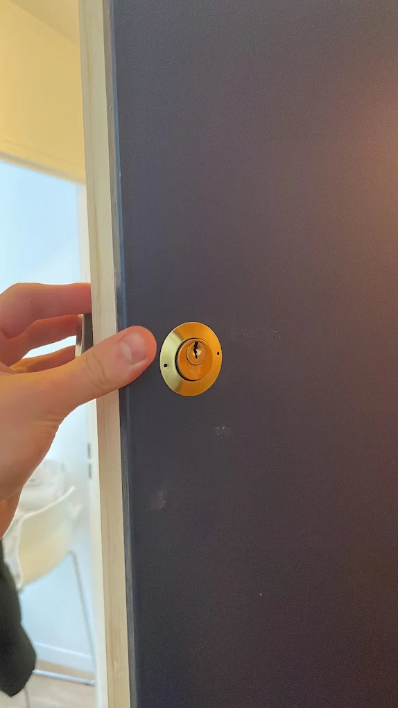 Verrou de porte contrôlé par un serrurier à Brunoy